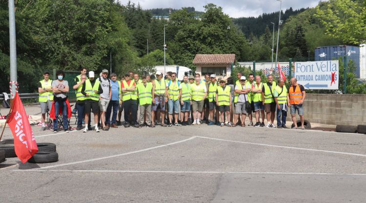 Una cinquantena de treballadors de Font Vella protesten a les portes de la planta de Sant Hilari Sacalm. ACN