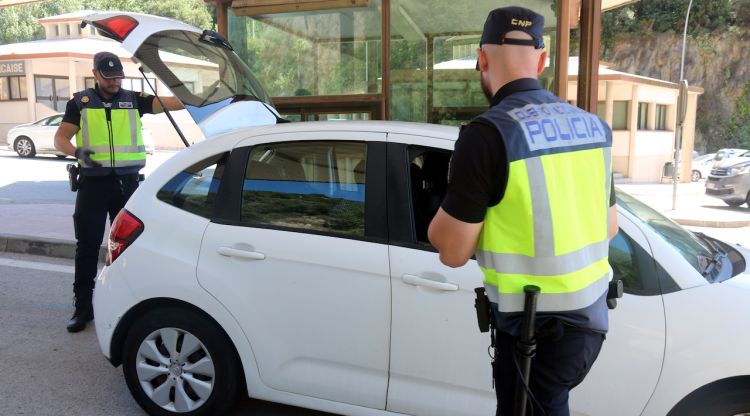 Agents de la unitat especialitzada de la Policia Nacional fent un dels controls amb motiu de la cimera de l'OTAN al pas fronterer del Pertús. ACN