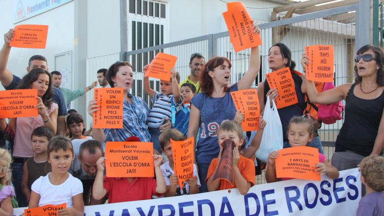 Pares i alumnes amb pancartes on reclamaven la construcció del nou CEIP (arxiu)