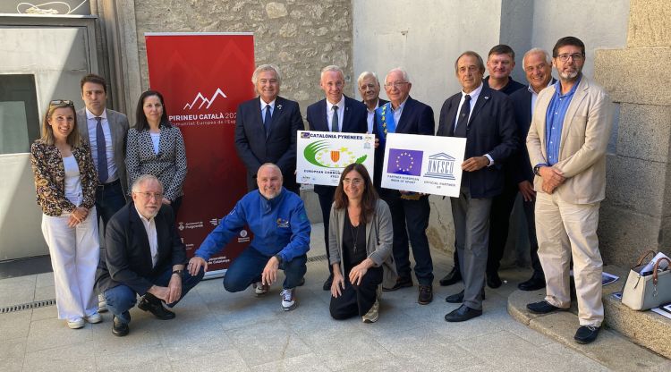 El president d'ACES Europe, Gian Francesco Lupattelli, i l'alcalde de Puigcerdà, Albert Piñeira, amb les persones que han defensat la candidatura. ACN