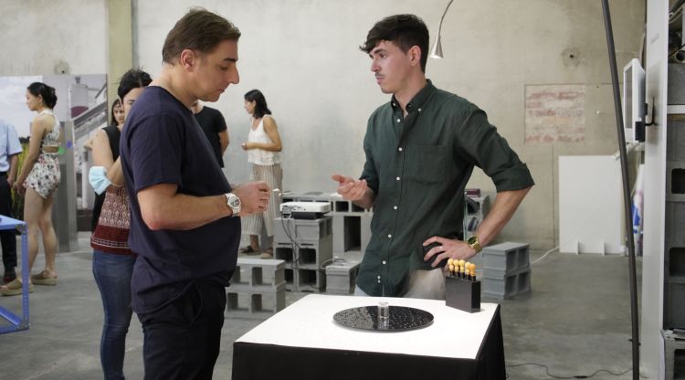 El pastisser Jordi Roca observa el projecte d'un alumne d'Elisava
