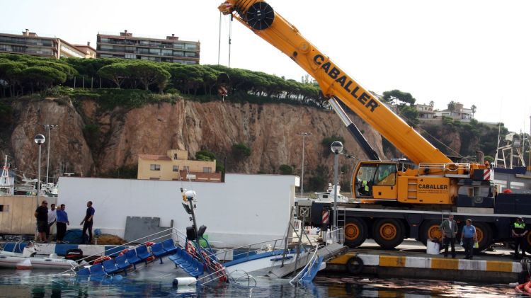 El vaixell a primera hora del matí, a punt de ser reflotat © ACN