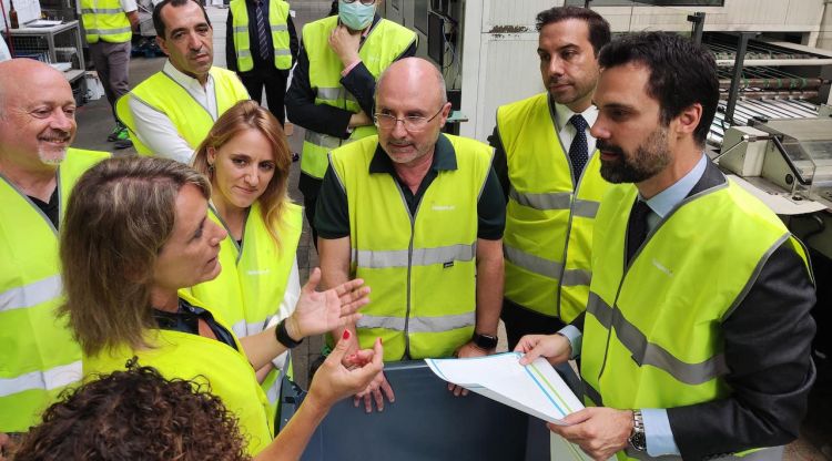 Roger Torrent i Natàlia Mas durant la visita a les instal·lacions d'Hamelin Brands