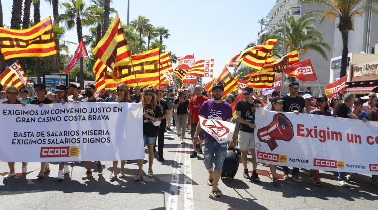 Uns 200 manifestants s'han congregat aquest divendres a Lloret per reclamar un nou conveni col·lectiu pel sector serveis. ACN