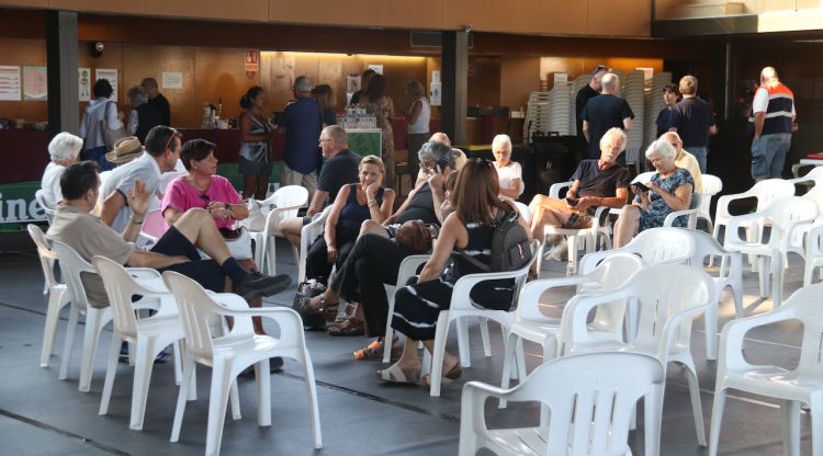 Diversos hostes del Resort Hapimag desallotjats per l'incendi de Castell d'Aro passant la tarda a la sala polivalent. ACN