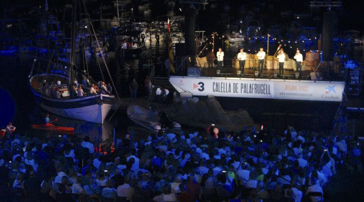La 55a Cantada d'Havaneres amb Port Bo sobre l'escenari i públic des de la graderia i sobre les barques. ACN