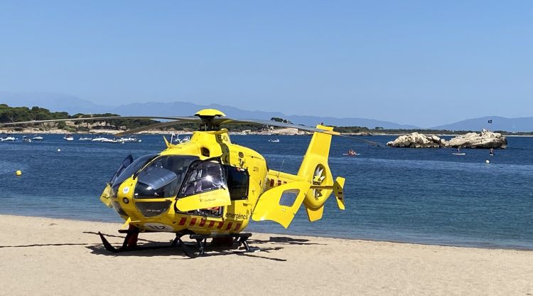 L'helicòpter del SEM, ahir a la platja de les Barques. Gemma Martín
