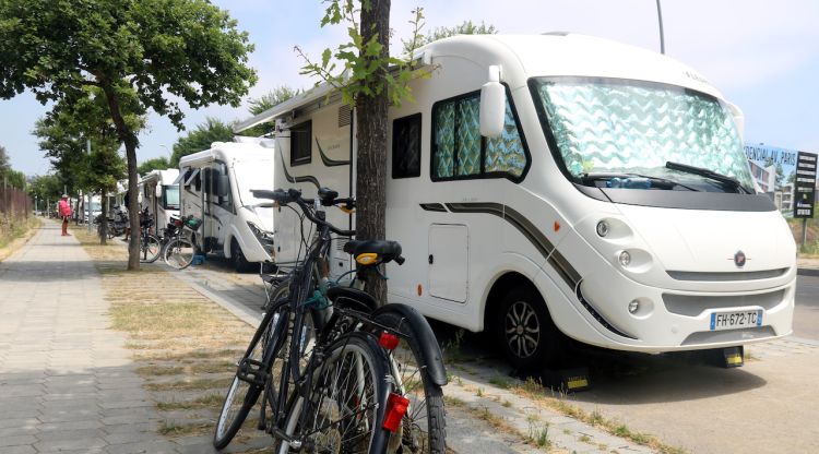 Autocaravanes aparcades en un carrer de Platja d'Aro al costat del parc dels Estanys on aquests vehicles aparquen tot l'any. ACN