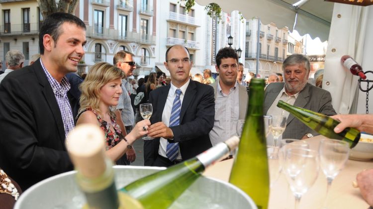 Santi Vila (esquerra) a la mostra del vi d'enguany © AG