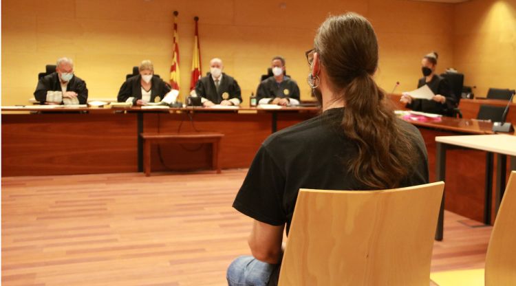 Pla mitjà de l'acusat de llençar pedres durant els disturbis postsentència. ACN