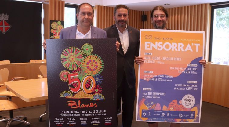 L'alcalde de Blanes, Àngel Canosa, amb el regidor de Cultura, Albert Sanz, i el de Joventut, Miguel Angel López, avui. ACN
