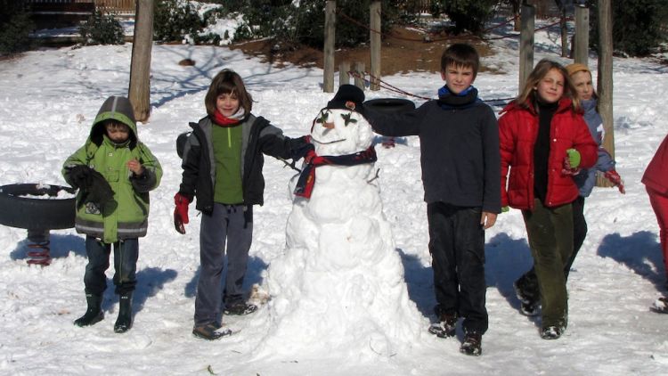 Molts nens no han pogut anar a l'escola, però sí han pogut jugar amb la neu © ACN