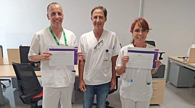 Dos premiats amb el director d’Innovació i Recerca de la FSE, el doctor Pere Plaja i Maria Dolors Vilardell