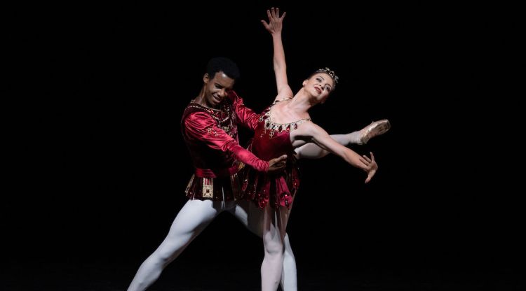 Bayerisches Staatsballet en un moment de l'actuació de la primera coreografia. ACN
