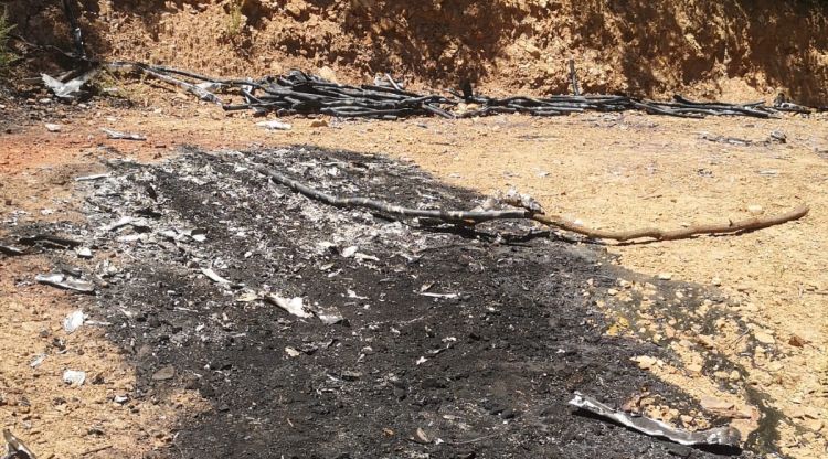 Les restes del plàstic cremat durant la nit al Puig d'Arques