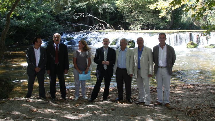 Les autoritats que han assistit en la inauguració del tram de camí natural a l'Alt Empordà © ACN