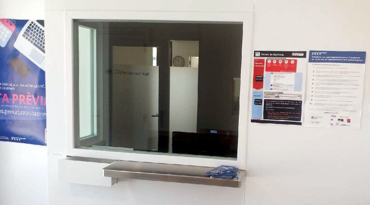 La zona de recepció amb el vidre que impedeix la comunicació