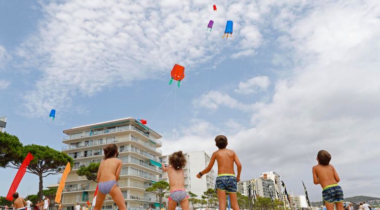 Taller d'estels a la platja Gran de Platja d'Aro