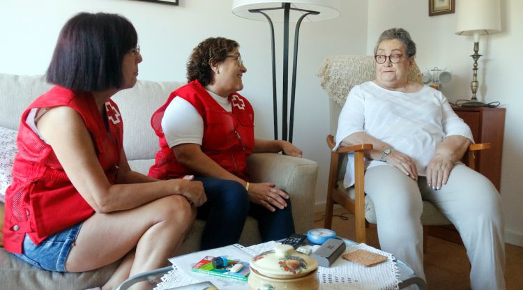 Dues de les voluntàries de la Creu Roja al pis de la dona de 87 anys de Palafrugell a qui han anat a visitar arran de l'onada de calor. ACN