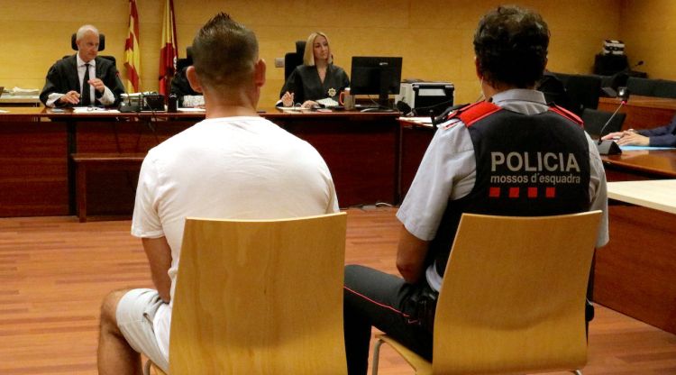 D'esquenes i custodiat pels Mossos, l'acusat de fracturar-li el maxil·lar a la parella d'un cop de puny. ACN