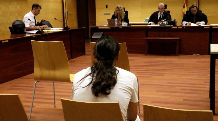 D'esquenes, l'acusat de robar en una botiga de Figueres i llançar una pedra a una dependenta. ACN