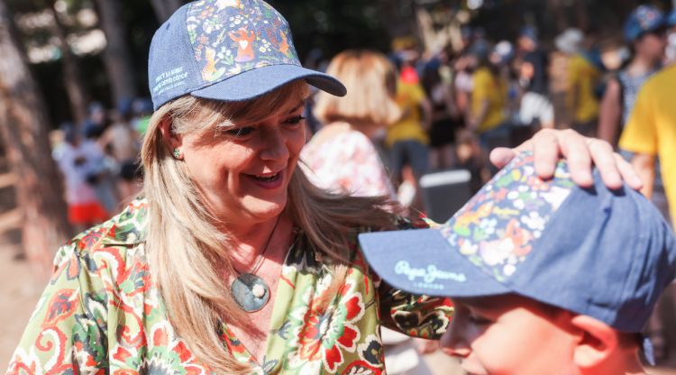 La consellera Violant Cervera amb un dels nens de l'alberg XANASCAT de l'Escala