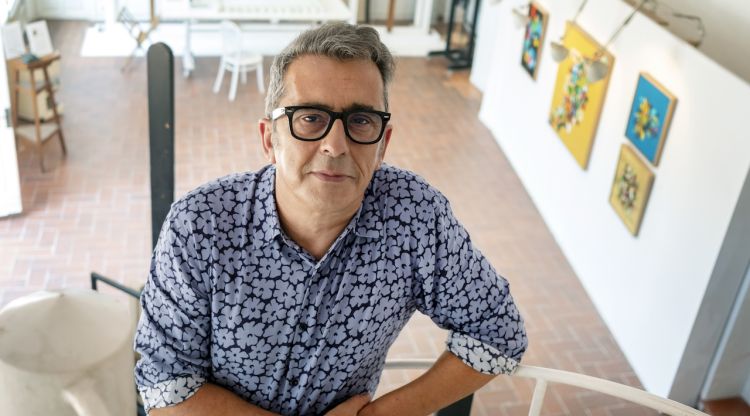 Andreu Buenafuente a la Fundació Cuixart de Palafrugell durant la inauguració de la seva primera exposició de pintura en solitari. ACN