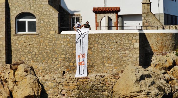 Un dels cartells penjat davant de la platja de les Barques de l'Escala