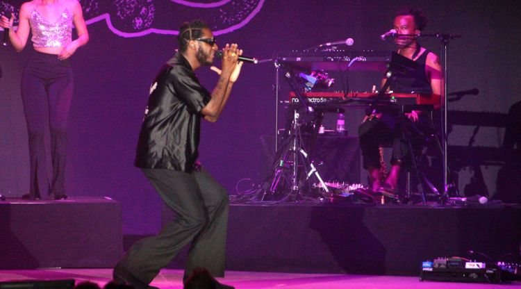 Leon Bridges, damunt l'escenari del festival de la Porta Ferrada el passat 8 de juliol