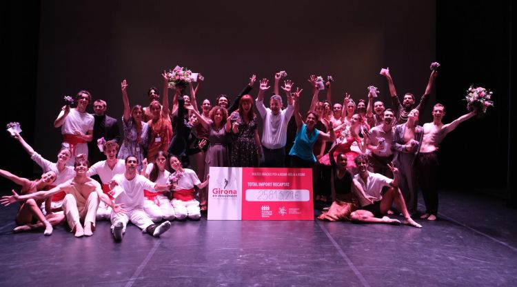 Foto de grup de tots els ballarins de la gala amb l'organització i les autoritats. Manel Díaz