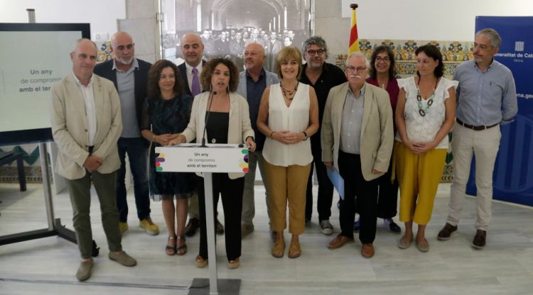 La delegada del Governa a Girona, Laia Cañigueral, acompanyada de directors dels serveis territorials. ACN