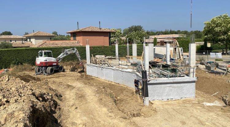 Obres d'una casa en construcció a Navata, aquest matí. M. Estarriola