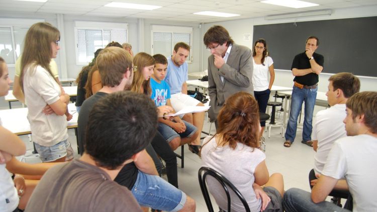 Els alumnes mostrant un dels projectes a l'alcalde de Girona, Carles Puigdemont © AG