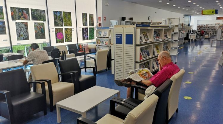 Interior de la biblioteca Lluís Barceló i Bou