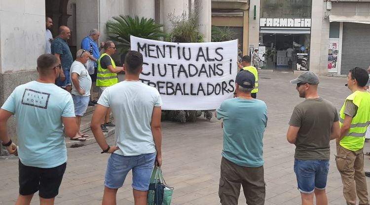 Els treballadors de la Guàrdia Urbana, protestant avui a les portes de l'Ajuntament