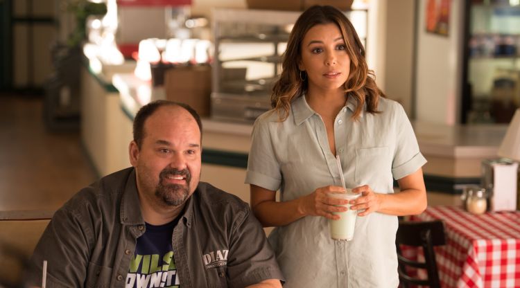 Eva Longoria acompanyada de Mel Rodríguez a Overboard (2018). MGM and Pantelion