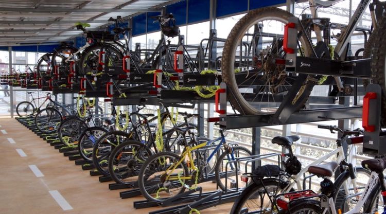Aparcament de bicicletes de gàbia que s'ha instal·lat a Gavà i es posarà a Girona. ACN