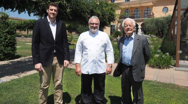 Jordi Compte (director de Casa Anamaria), el xef Pere Arpa i Olivier Mitterrand (propietari de Casa Anamaria) a l’hotel-restaurant