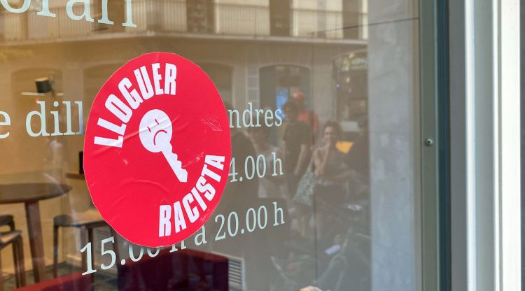 Enganxina de lloguer racista a l'exterior d'una immobiliària de Girona. ACN