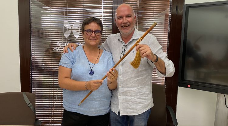 Maite Tixis rebent la vara d'alcaldessa de la mà de David Mascort