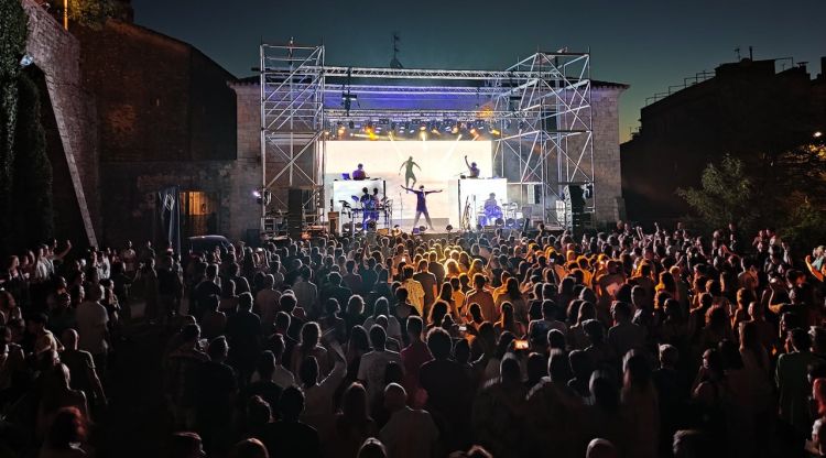 Public assistent al primer concert d'aquesta 14ena edició amb La Casa Azul