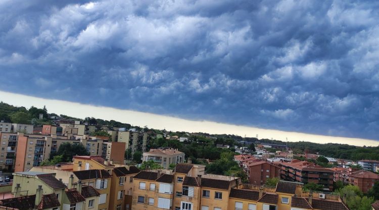 Els núvols amenaçadors sobre Girona, vist des del barri de Montilivi pels voltants de les cinc de la tarda. Esther Ruiz i Buendía