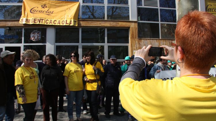 Treballadors de Cacaolat a la fàbrica del Poblenou, en una concentració al Març © ACN