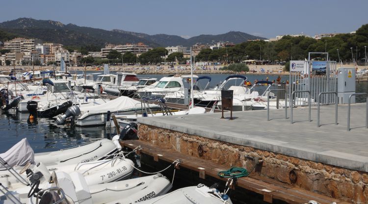 Diverses embarcacions col·locades als amarratges de Llop de Mar a Sant Feliu de Guíxols. ACN