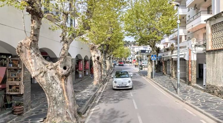 L'arbre es trobava en aquesta avinguda del poble