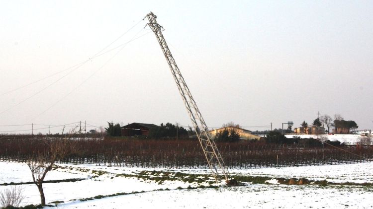 Torre elèctrica caiguda a l'entrada  de Cassà de la Selva © M. Estarriola