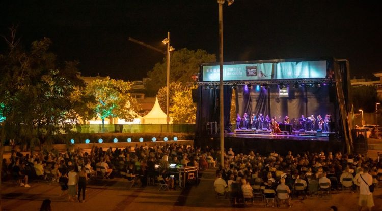 Raph Dumas, la Cobla Sant Jordi - Ciutat de Barcelona, el passat dissabte. Antoni Bofill