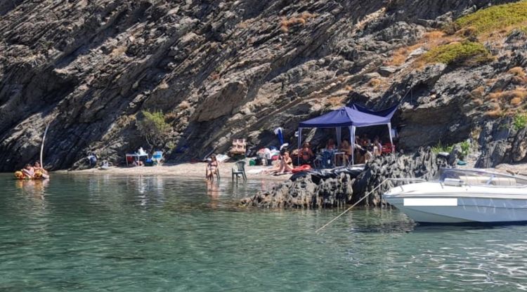 Pla general de l'acampada a la cala del Parc Natural del Cap de Creus. ACN