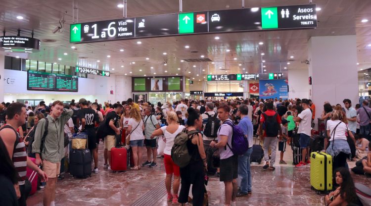 Passatgers afectats pels talls del TAV entre Barcelona i Madrid esperen a l'estació de Sants. ACN