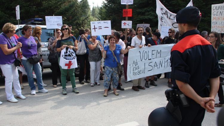 Una setantena de manifestants han rebut amb pancartes i crits el president de la Generalitat © ACN